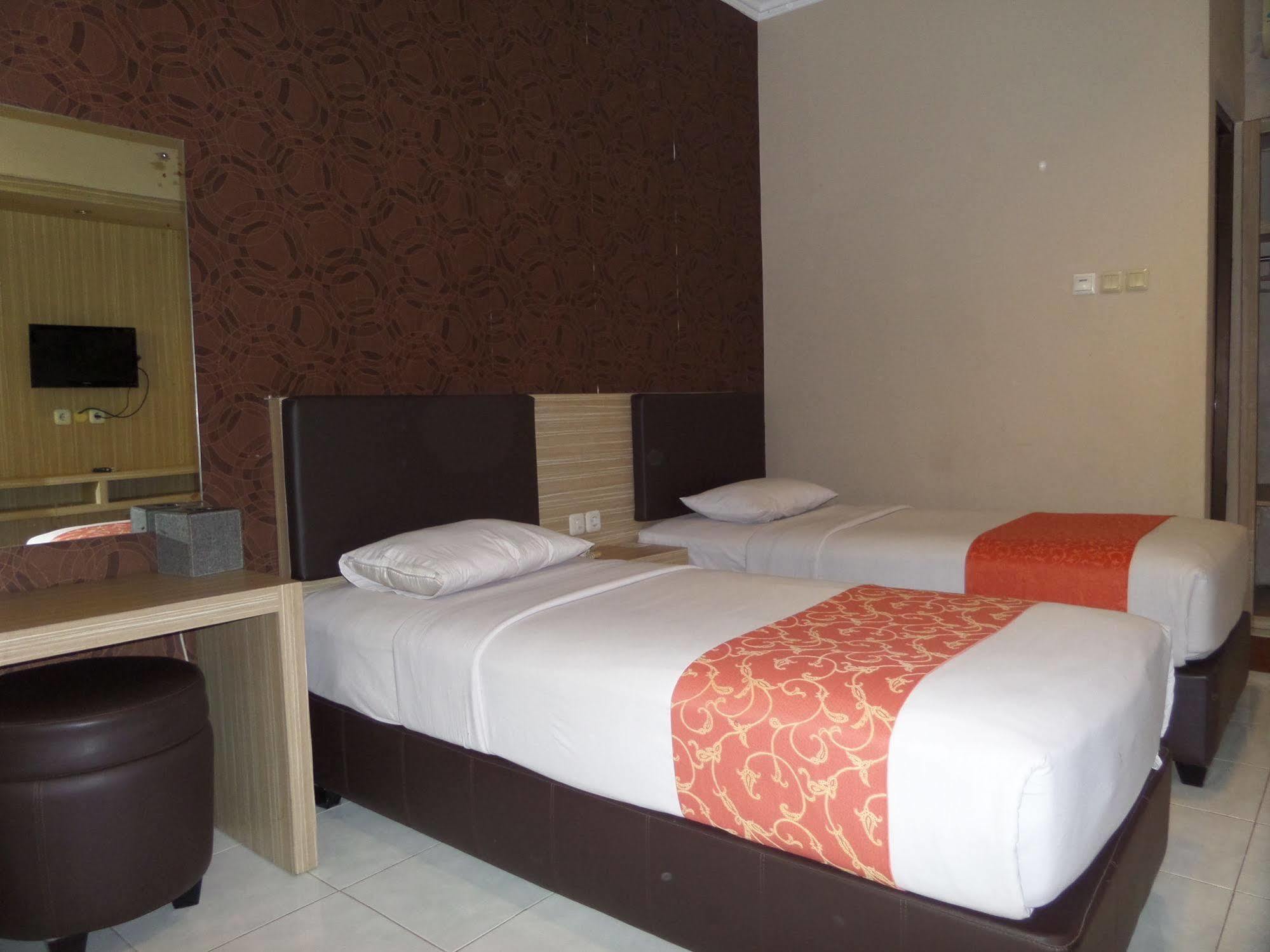 Luminor Hotel Jember By Wh Bagian luar foto